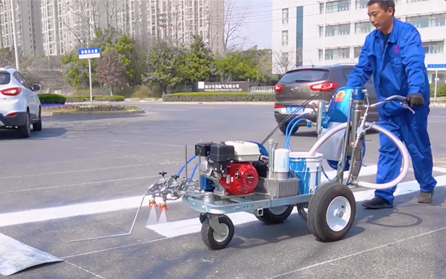 New Color Automatic Cold Paint Spray G-u-n Road Marking Machine with Pump & Engine 23MPa Pressure 9L/min Flow Laser Guide
