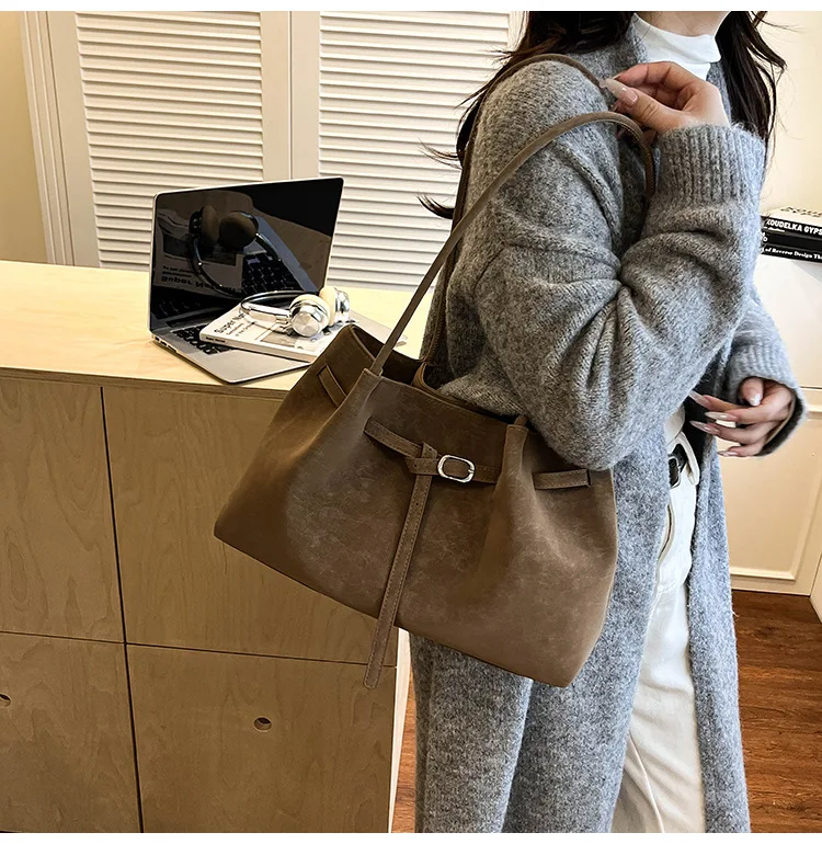 Vintage Brown Leather Tote Bag with Beaded Bag Charm Buckle Detail Large Capacity Shoulder Purse for Work Commuter Daily Use