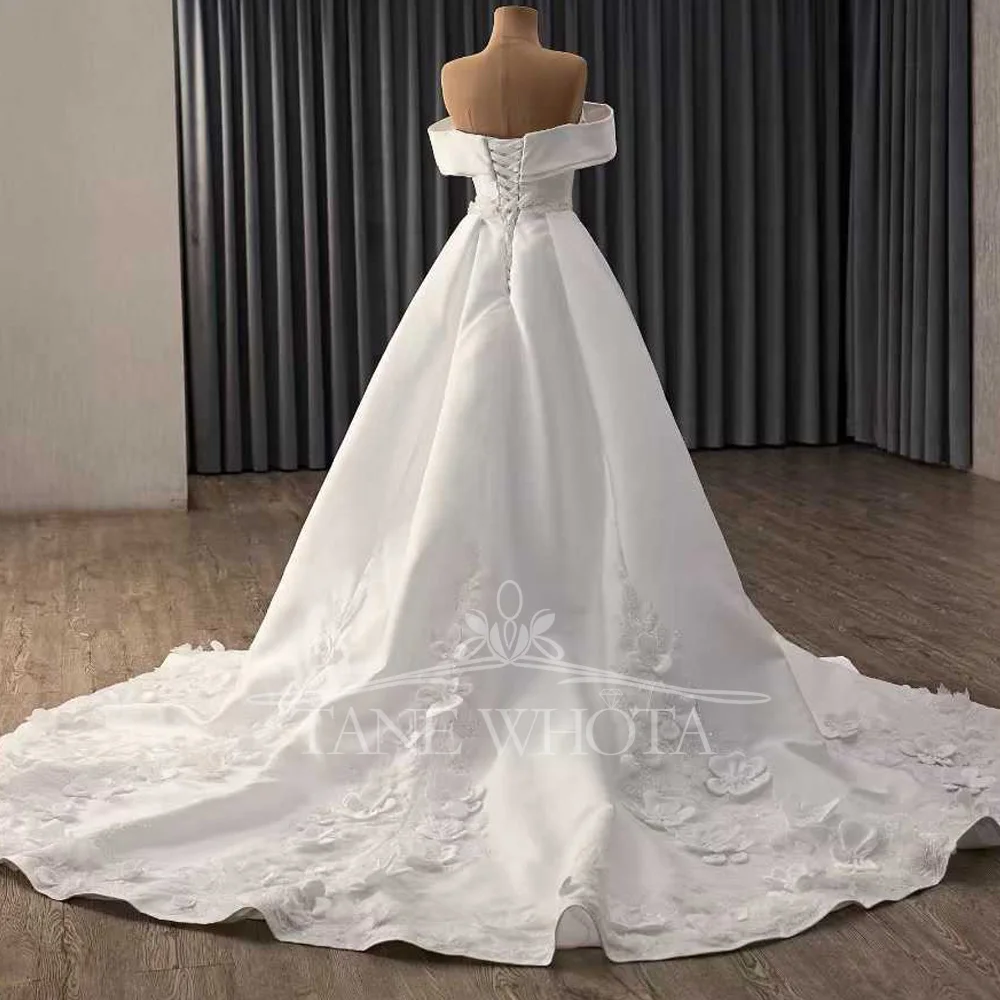 فستان زفاف Robes De Mariage 2025 بدون حمالات مكشوف الكتفين مع أربطة من الخلف ومزين بالترتر على طراز غمد