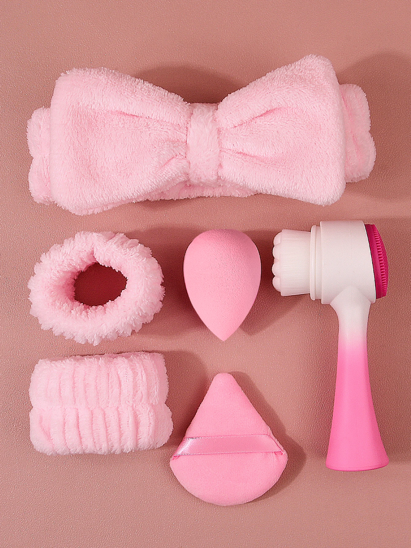 4 قطع ربطة شعر ناعمة، حزام معصم، مجموعة تنظيف فرشاة الوجه + قطعتان من إسفنجة البيض المثلثة الجافة والرطبة ذات الأغراض المزدوجة