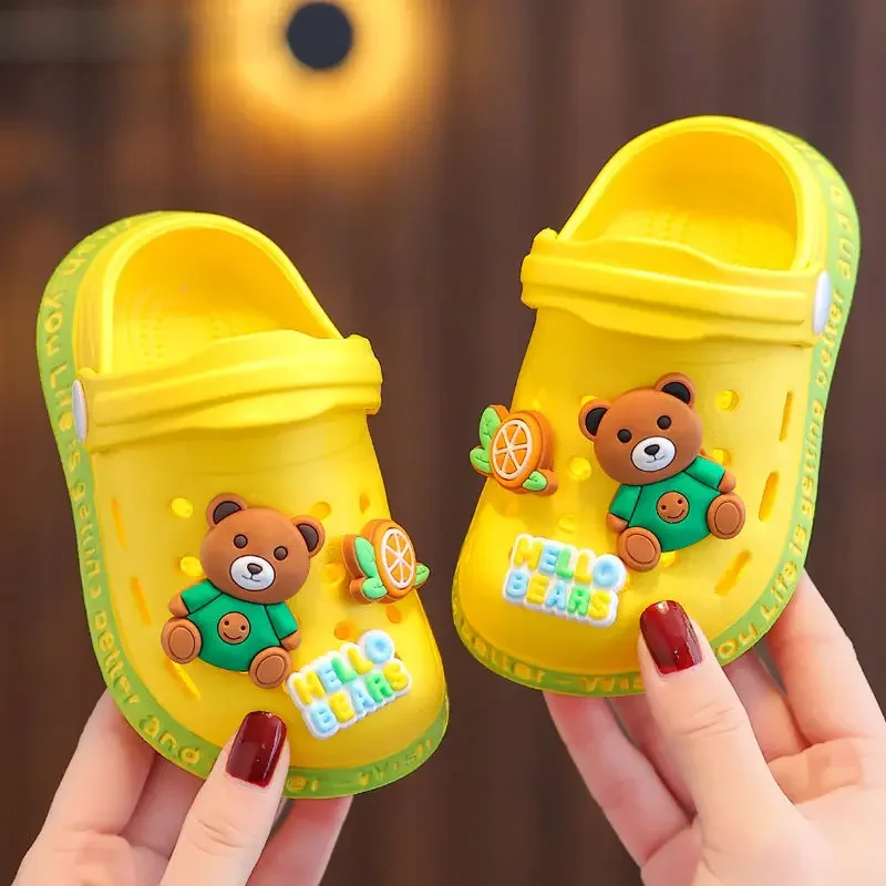 Kinderhausschuhe, niedliche Cartoon-Mädchen und Jungen mit weichen Sohlen, Babytaschen, perforierte Schuhe, Heim- und Babysandalen