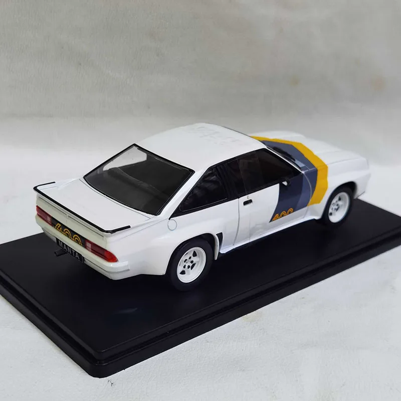 Diecast 1:24 Scale OPEL Manta B 400 Car Alloy Simulation Car Model Toy Collectible Ornaments