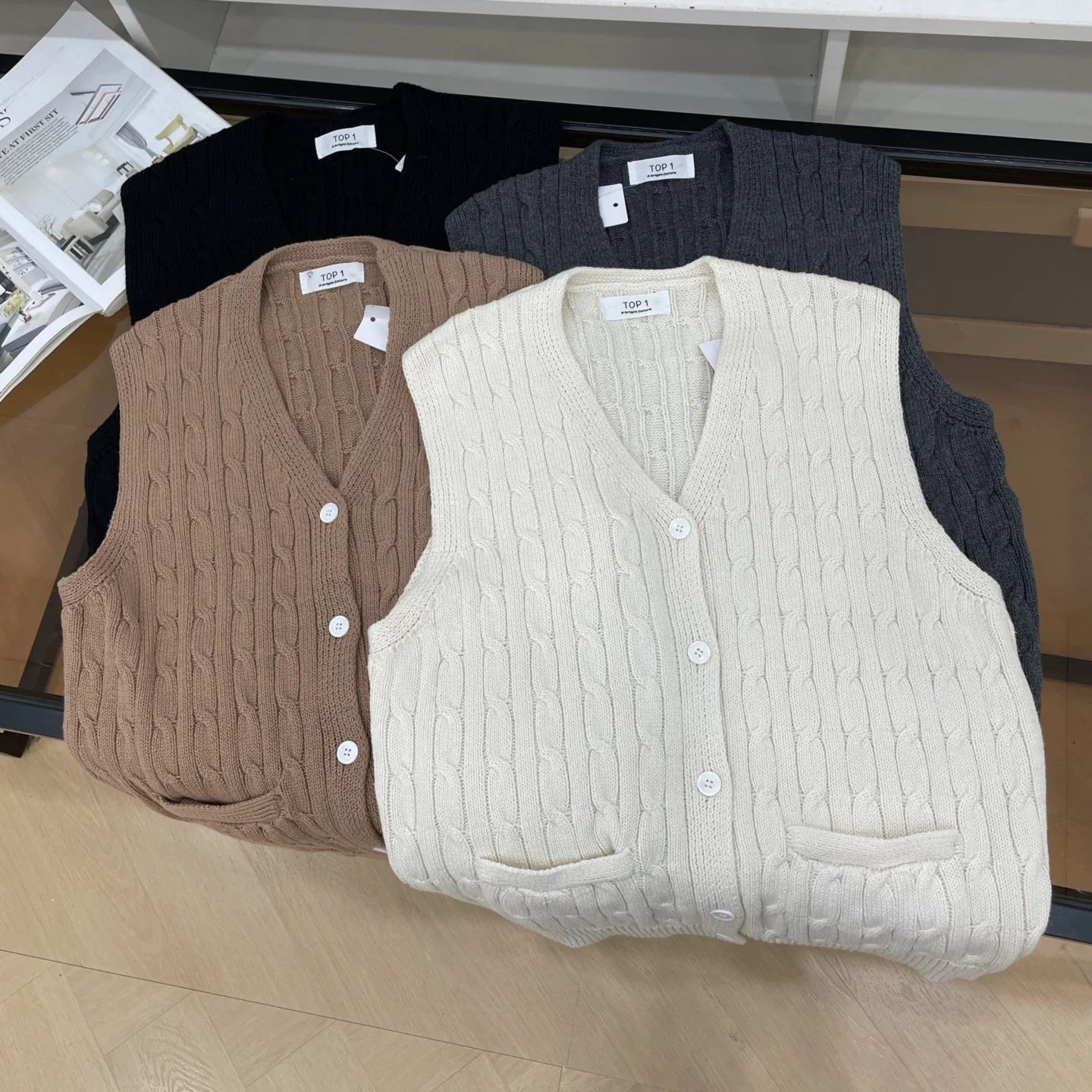 เสื้อคาร์ดิแกนผู้หญิงสีพื้นเรียบง่าย สไตล์ใหม่สำหรับฤดูใบไม้ร่วง กระดุมเดี่ยว ทรงตรง ใส่ได้หลากหลาย รุ่นพื้นฐาน