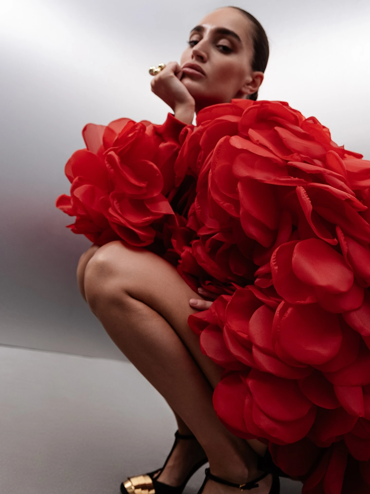 Abrigo de pétalos de tul rojo de gran tamaño para mujer, moda vanguardista, nueva bata de fiesta 2025, estilo callejero moderno, ropa de abrigo esculpida floral