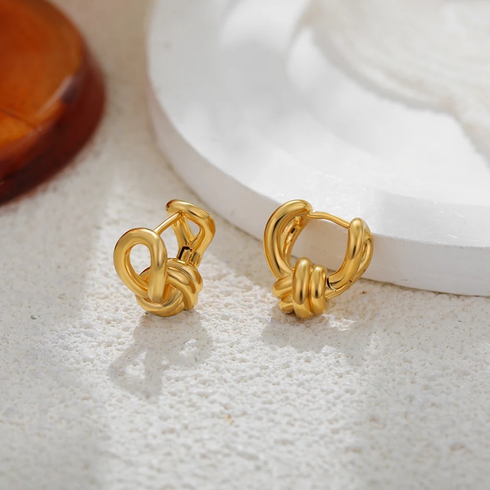 Modische und vielseitige, goldfarbene Ohrringe aus Edelstahl mit gedrehtem Design für Damen, luxuriöse und hochwertige Ohrringe für den täglichen Gebrauch.
