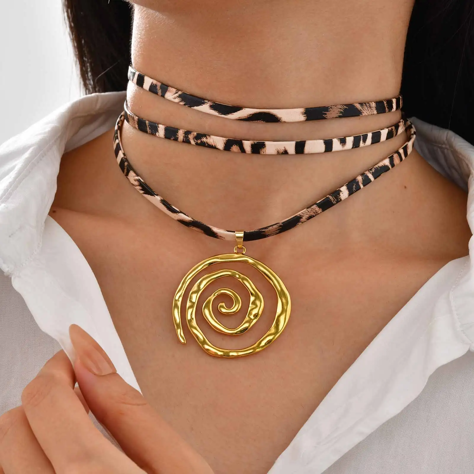 خمر الفولاذ المقاوم للصدأ هندسية دوامة قلادة متعددة الطبقات ليوبارد طباعة المخملية سلسلة قلادة للنساء مجوهرات الأزياء