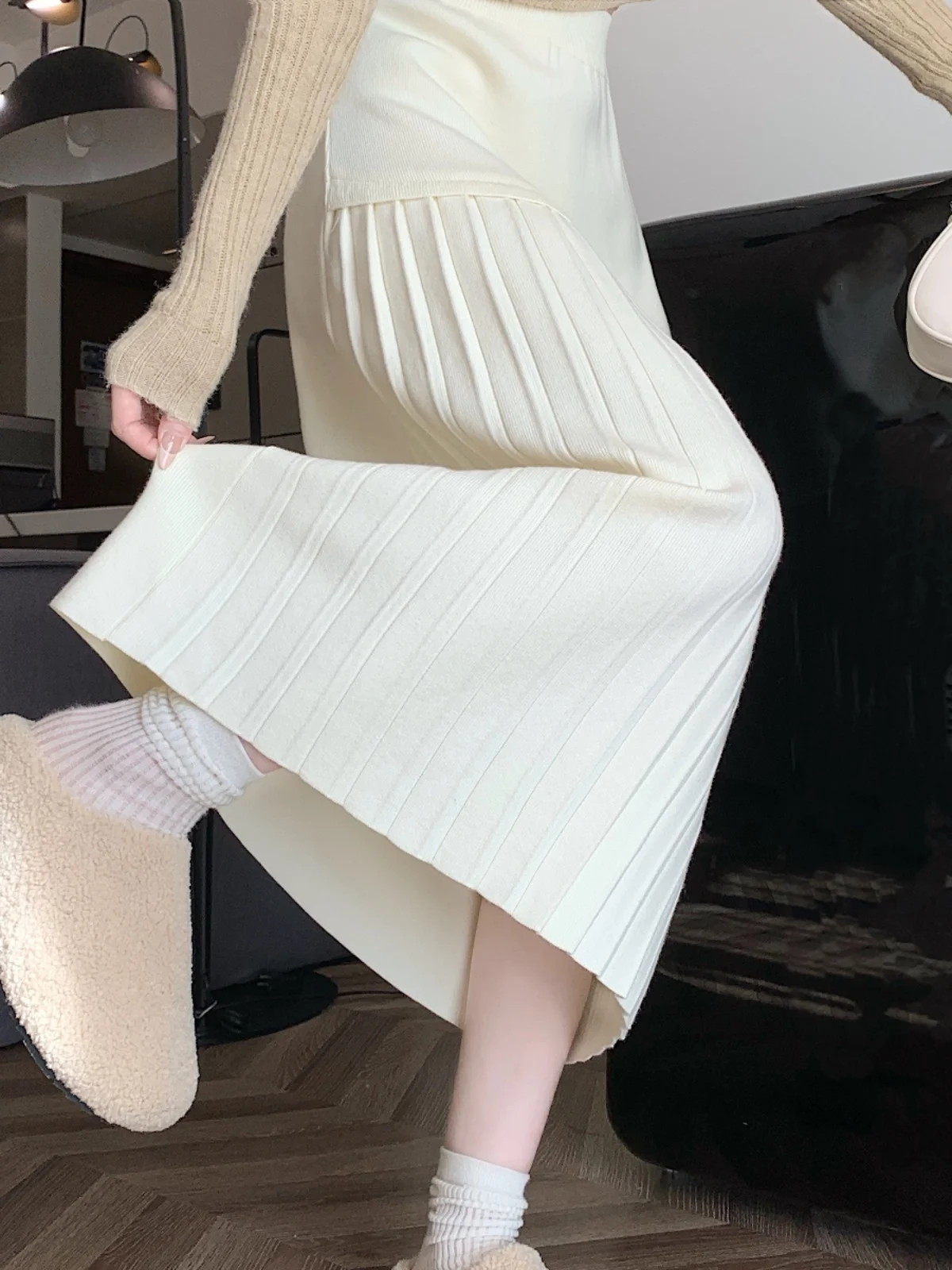 

Юбка миди женская трикотажная с завышенной талией, весенняя, А-силуэт, расклешенная, белая, с вставками, стройнящая, из полиэстера и вискозного волокна