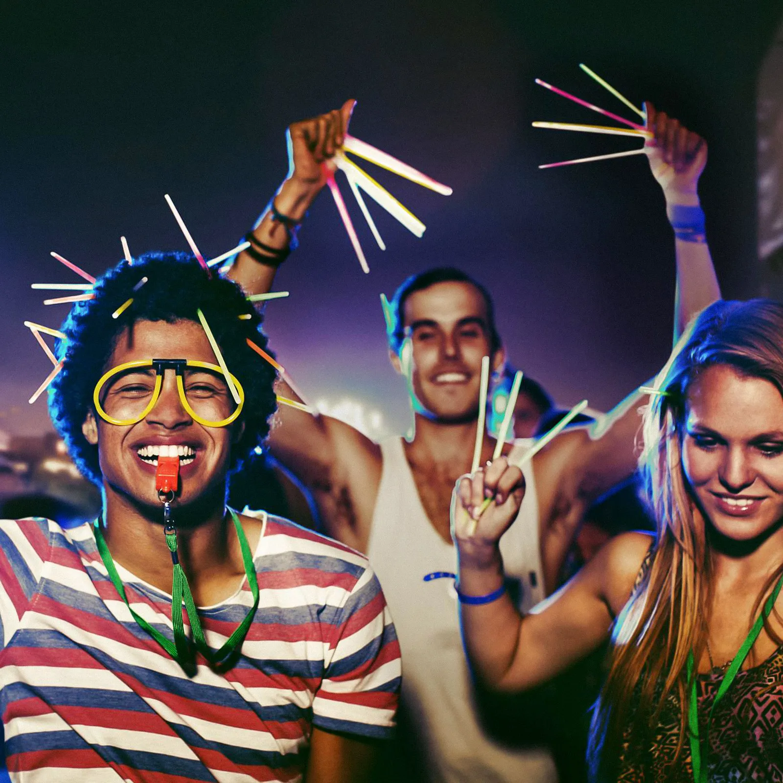 

100Pcs Glow Sticks Simple Disposable Flash Bars Perfect Birthday Halloween Camping Supply for Children