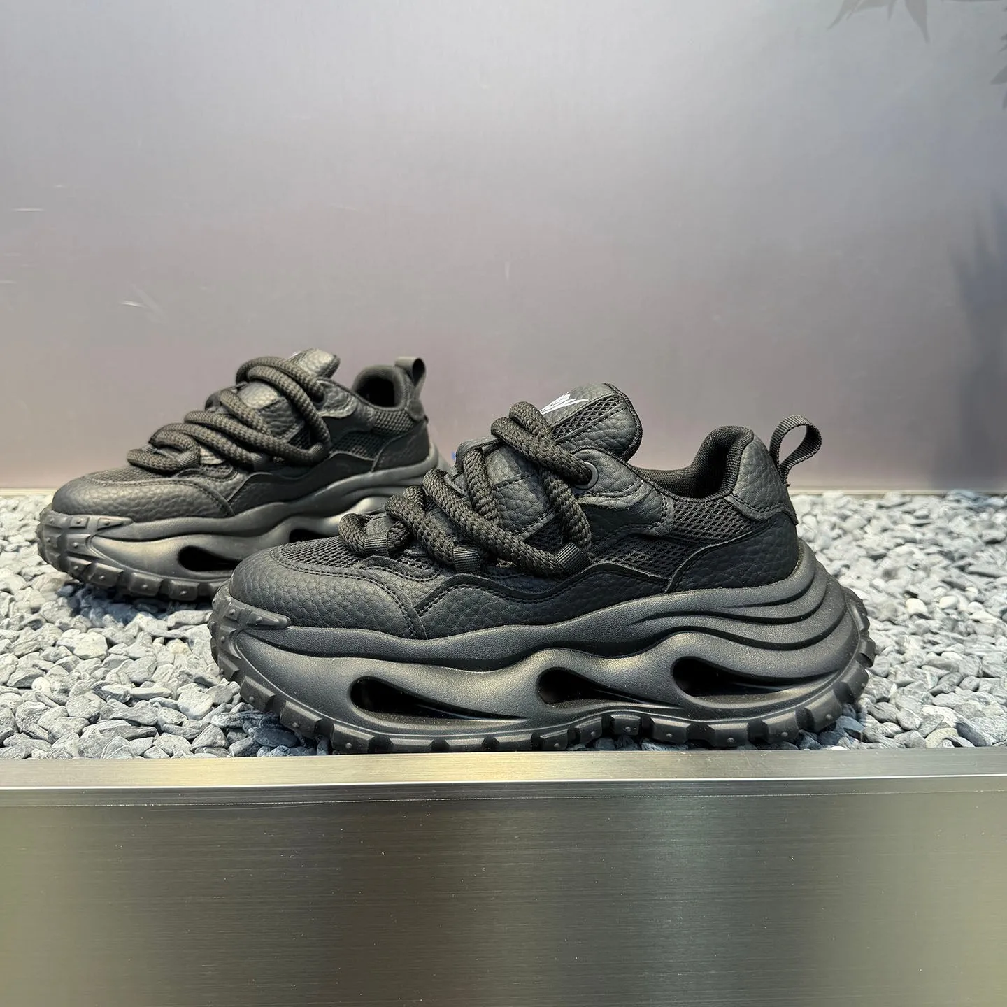 Herren-Sneaker mit dicker Sohle und perforiertem Design, mit dicken Seilschnürsen, Obermaterial aus Mesh-Gewebe und genarbter Textur für Atmungsaktivität und Komfort, dicke Sohle zur Erhöhung der Körpergröße, rutschfestes und verschleißfestes Design mit grobem Zahnmustermuster, trendiger Street-Style, geeignet für verschiedene Alltagstouren, Einkäufe und andere Anlässe. – Detail 11
