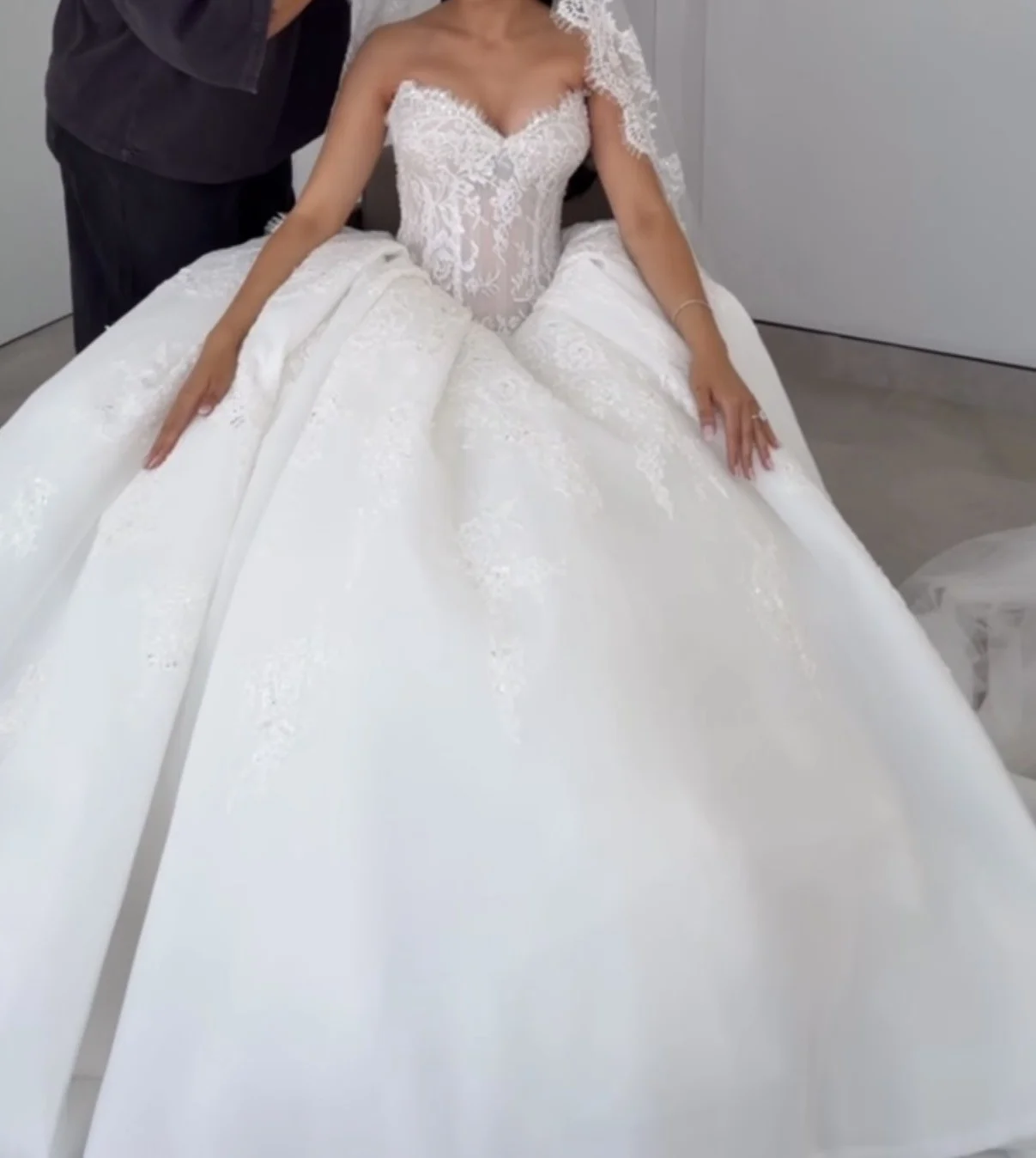 

Elegant White A-Line Lace Bead Decal Women's Wedding Dress Sexy V-Tie Trailing Princess Bride Dress Vestido De Noiva Customized