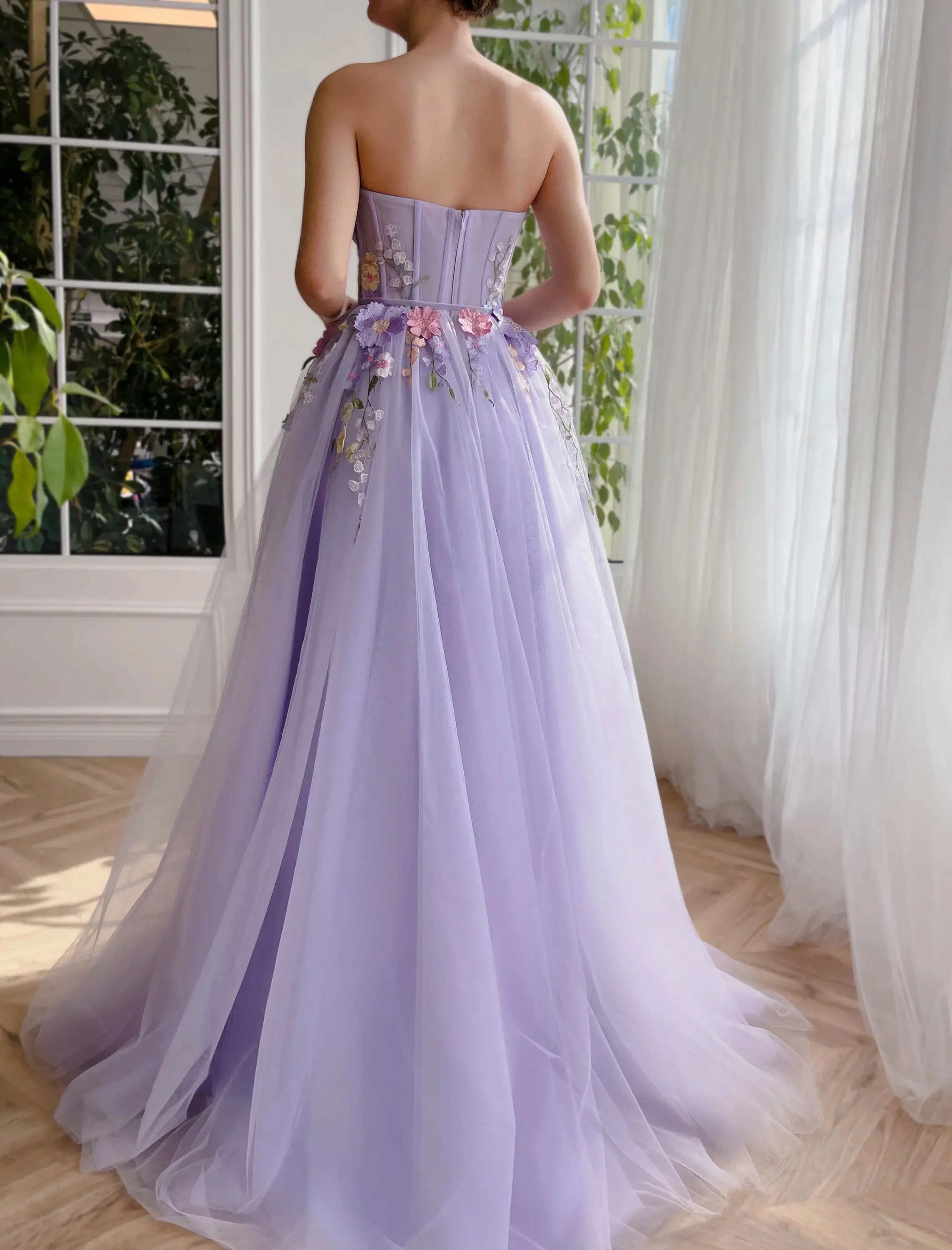 Women Long Lavender Prom Dress Sweetheart 3D Embroidered Lace Floor Length Strapless A Line Formal Evening Princess Party Dress