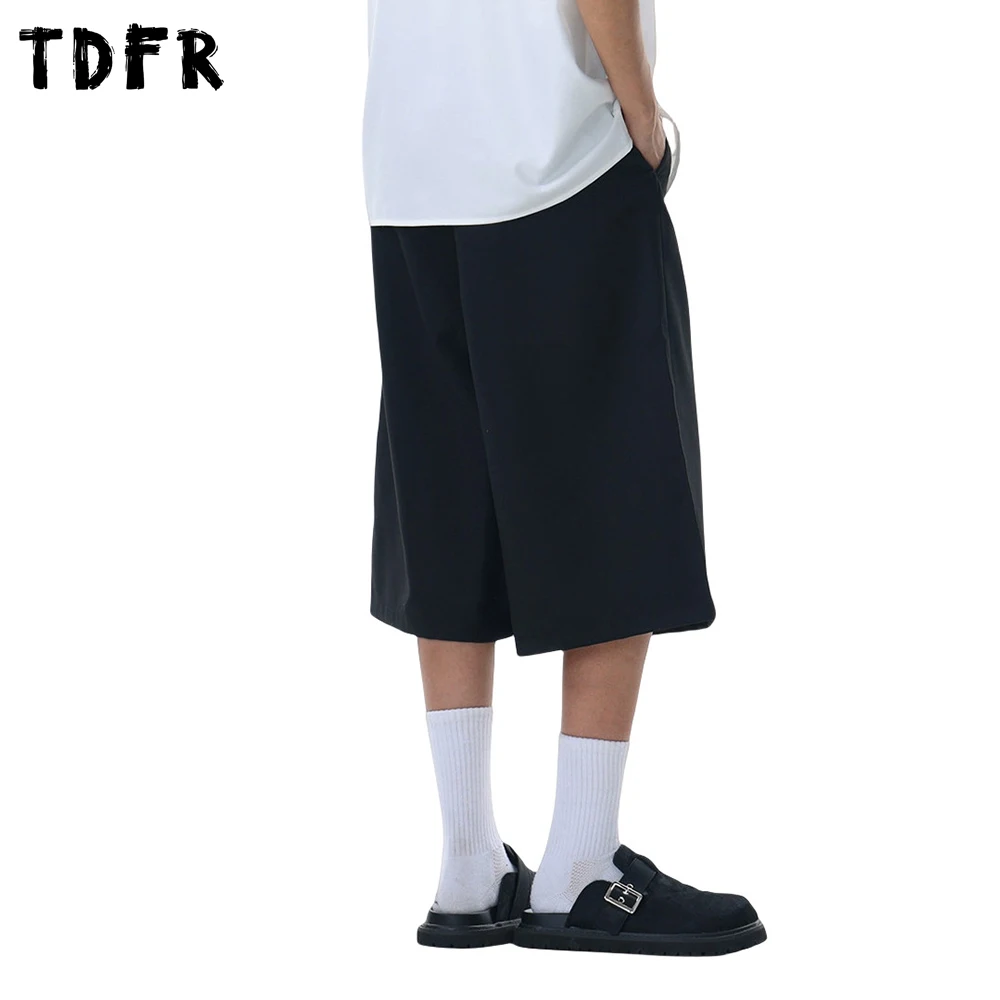 Retro ชุดลําลองกางเกงขาสั้นบุรุษจีบสีทึบ Streetwear ฤดูร้อนหลวมขากว้างสั้นกางเกงผู้ชาย