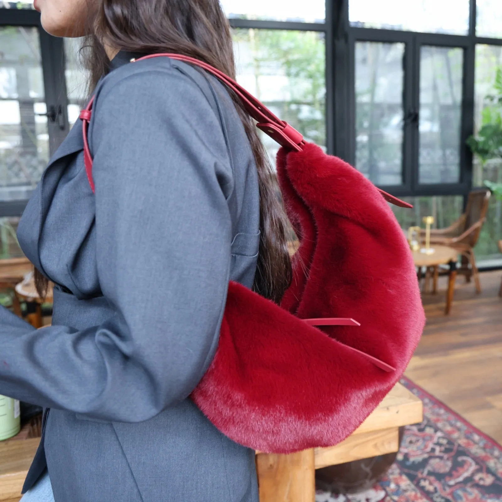 

Женская высококачественная вместительная сумка через плечо для покупок, элегантная пушистая сумка, 2025 г., плюшевая сумка в форме полумесяца из искусственного меха норки