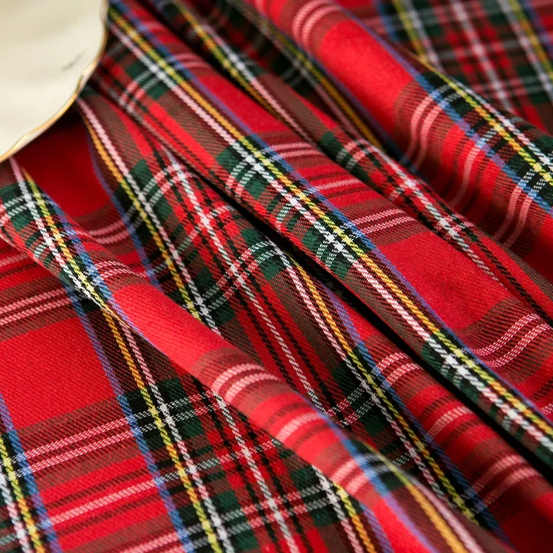 مفرش طاولة عيد الميلاد ذو مربعات حمراء من القماش مربع لطاولة الطعام وجو احتفالي وطاولة قهوة دائرية لغرفة المعيشة