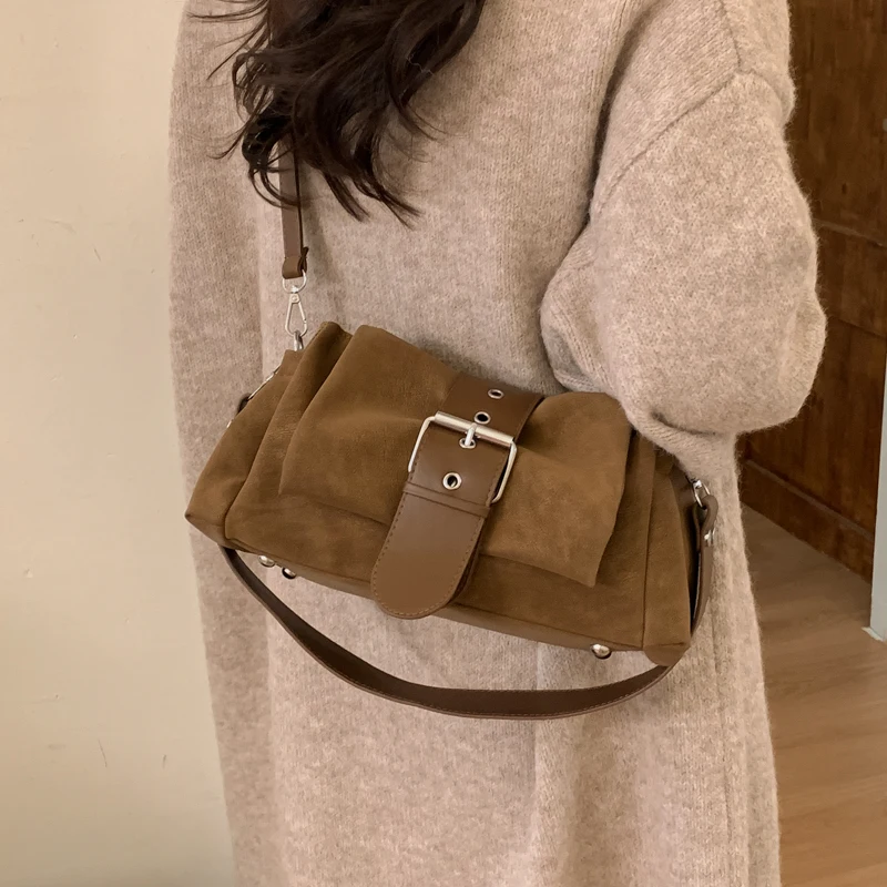 

Зимняя новинка: ретро-сумка через плечо/на подмышку с пряжкой, мягкая, из вощеной кожи, в японском и корейском стиле, модная, универсальная, для женщин.