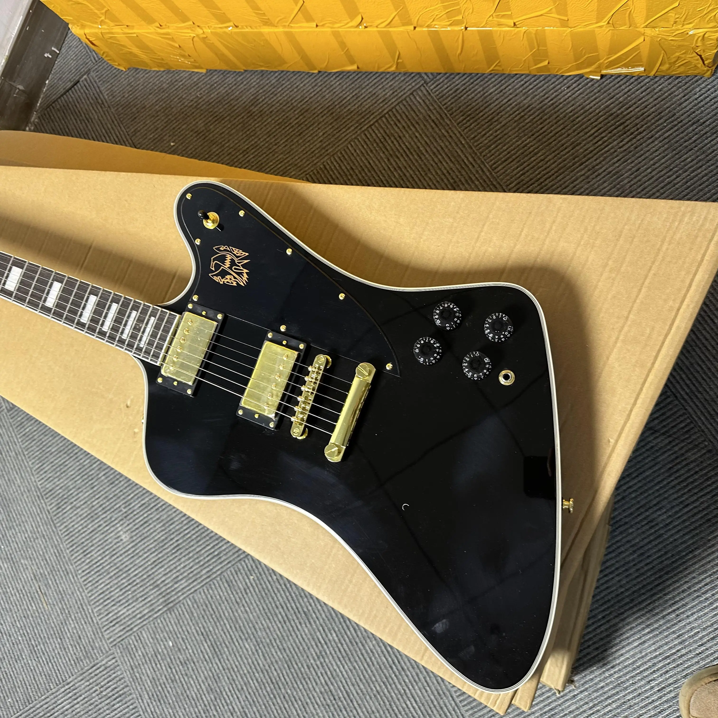 مخصص الأسود فايربيرد الغيتار الكهربائي الذهب الأجهزة الأسود Pickguard HH التقاطات شحن مجاني #5