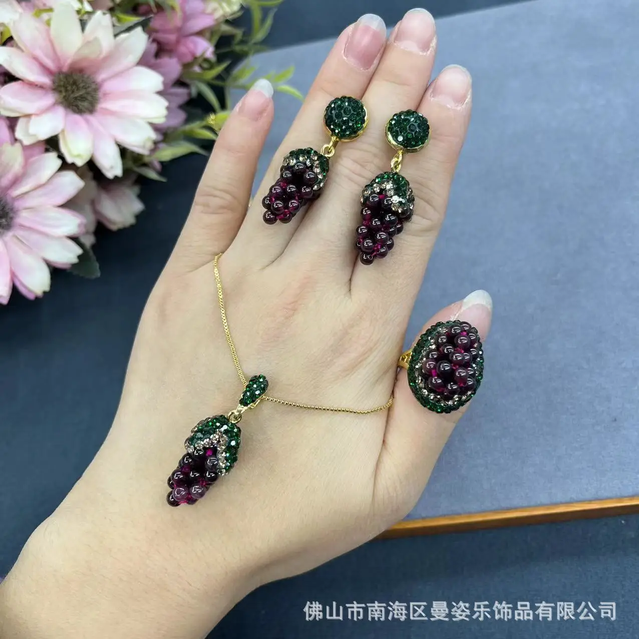 

New large natural garnet grape necklace earrings set French personalized inlay pendant earrings ring
