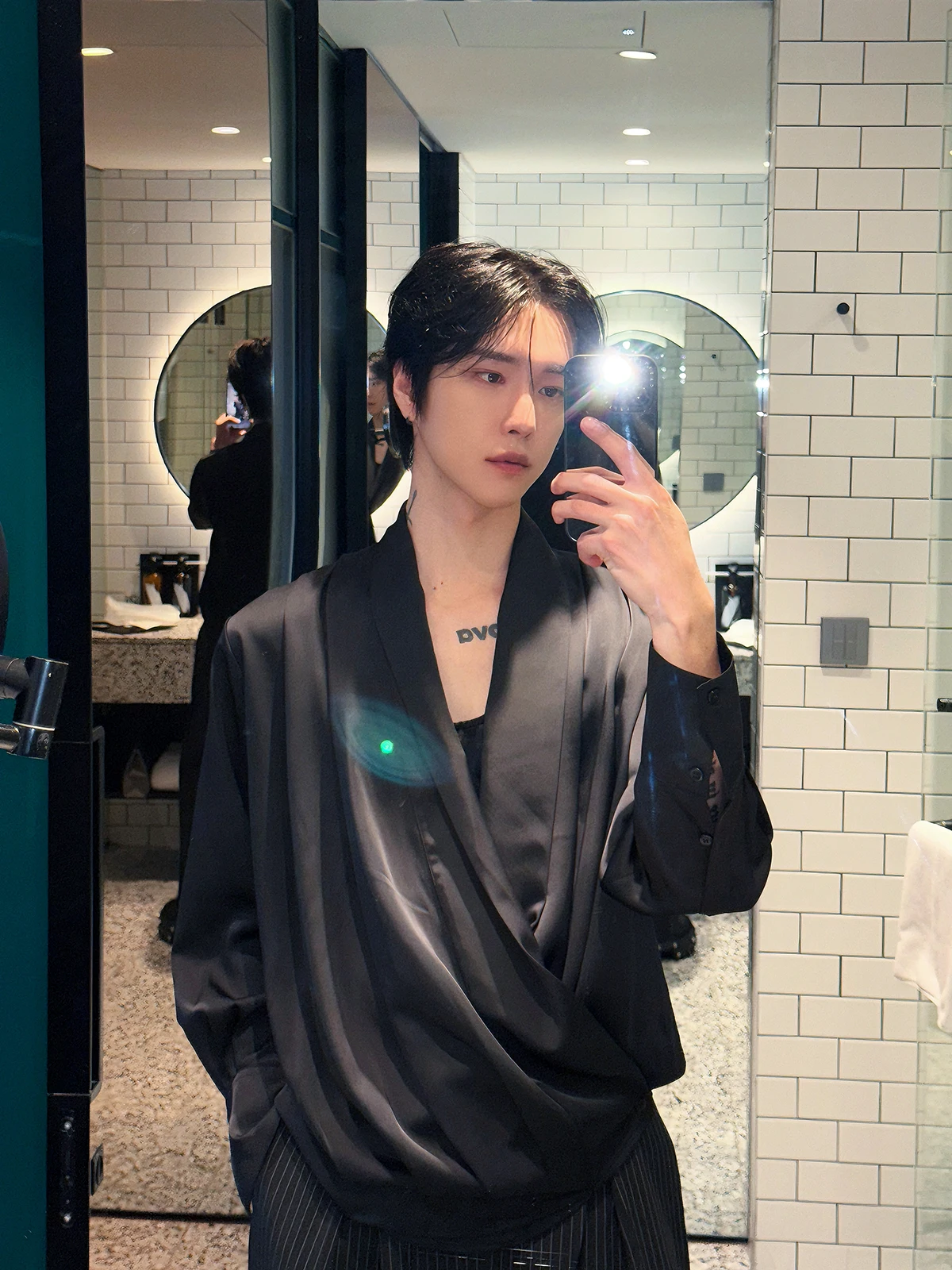 

Мужская рубашка из шелковистого атласа с длинным рукавом, свободного кроя, в корейском стиле, с V-образным вырезом, драпировкой, дышащая, комфортная, приятная для кожи, из полиэстера.