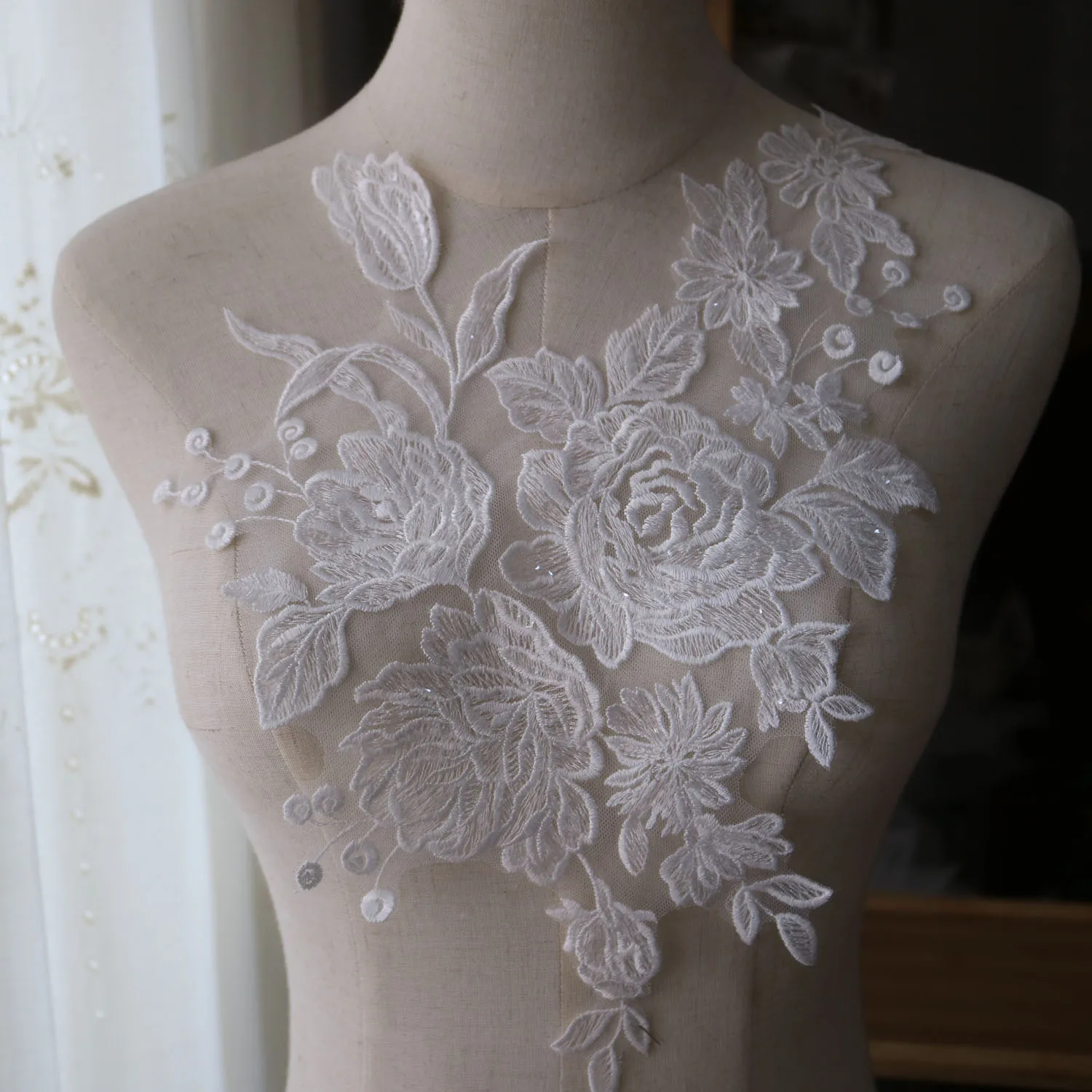 Fashion luxury beaded embroidery fkiwer lace appliques for wedding dresses lace applique patches for clothing lace parches ropa