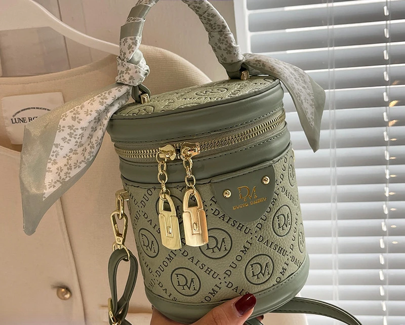 

New Luxury PU Stitched Girl Handbag Bucket Bag Fashionable Alphabet Pattern Girl Shoulder Bag Solid Color Women's Crossbody Bag