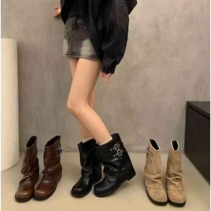 Bottines mi-mollet décontractées pour femmes, ornées d'une boucle, en similicuir, bout rond, talon compensé discret, à enfiler.