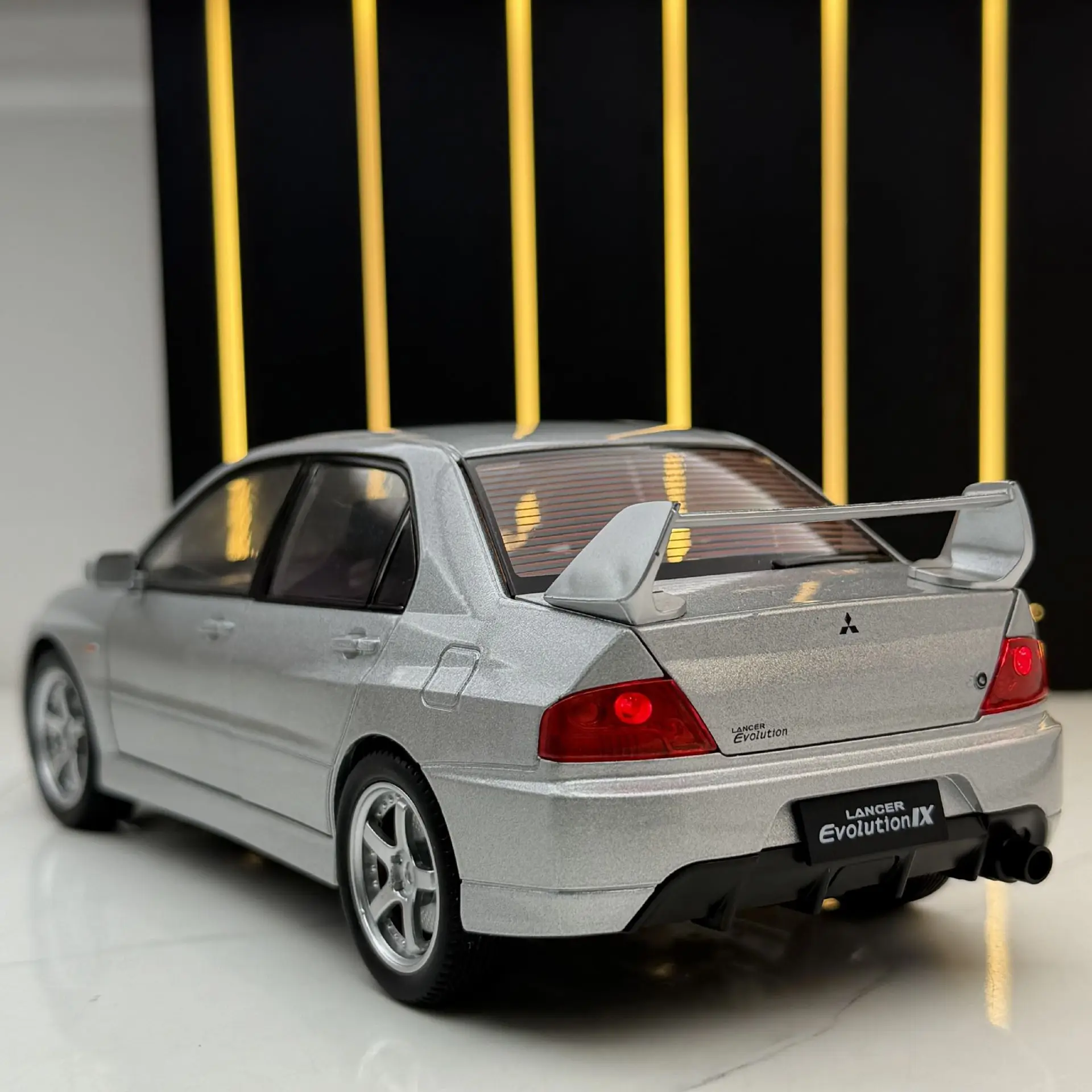 新しい 1:24 三菱ランサーエボリューション IX EVO9 合金車モデルサウンドとライトプルバック子供のおもちゃグッズ誕生日ギフト