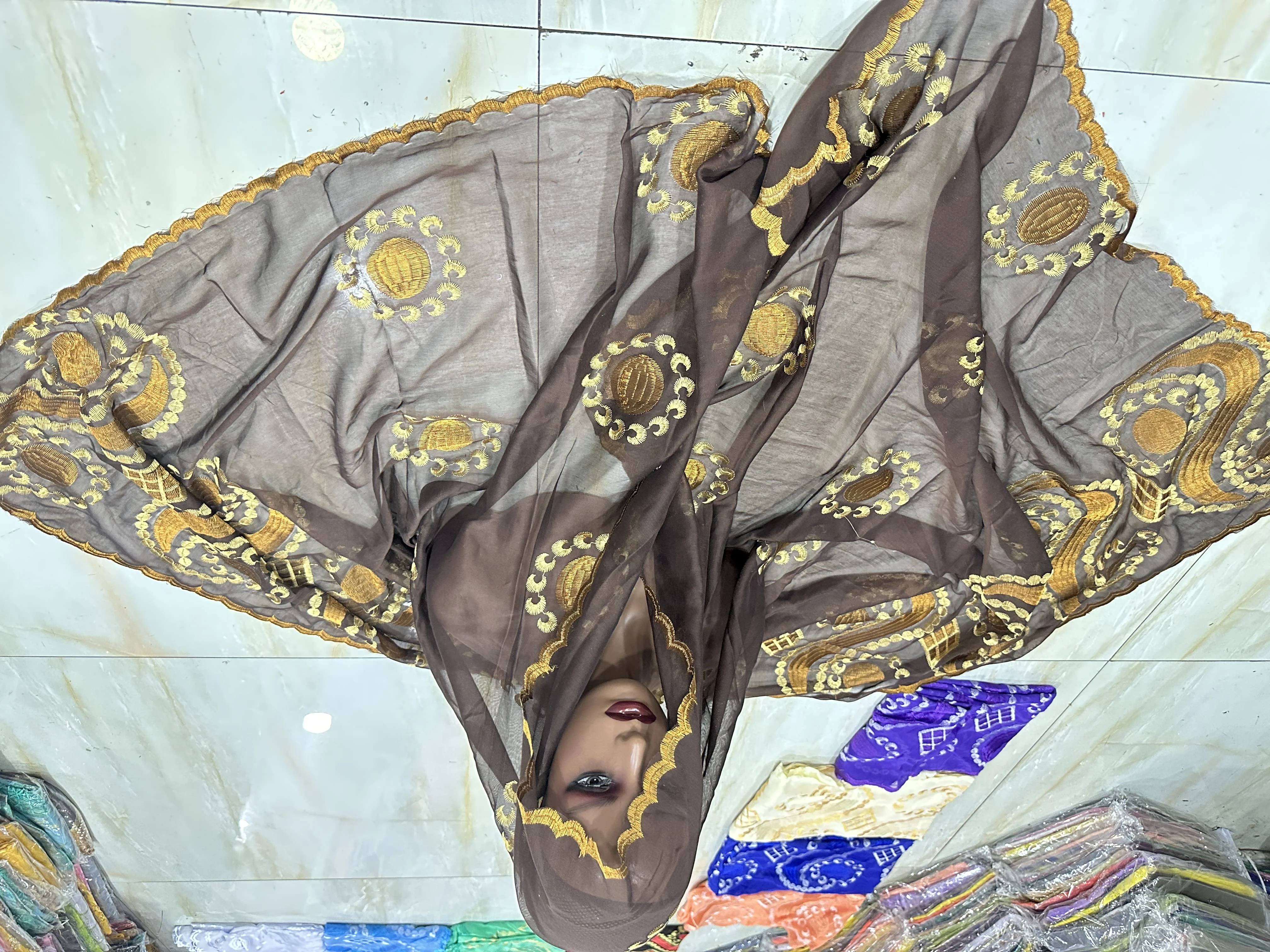 2025 Größerer neuer Großhandelsschal 240 * 110 cm in Dubai Afrikanische große Schals Sudanese Toub Schweizer Frau Baumwollstickerei Muslimischer Schal – Detail 12