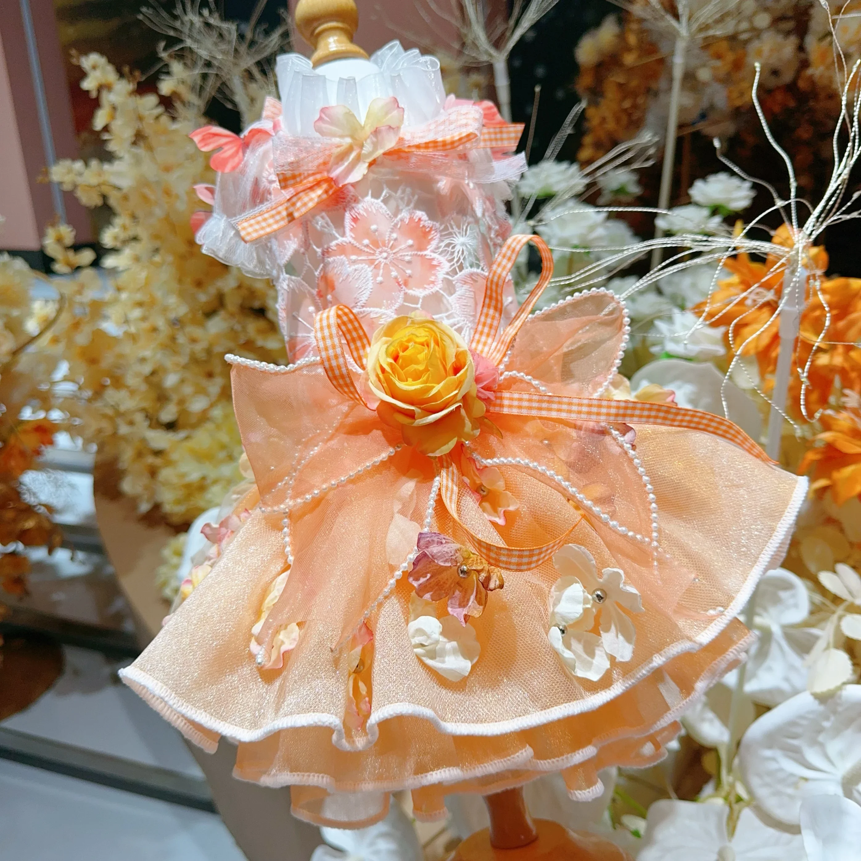 Imagem -02 - Roupas Artesanais Laranja para Animais de Estimação Decoração Floral Laço de Pérola Vestido Princesa para Cachorro Pequeno e Médio Saias para Poodle Cabolsas para Verão