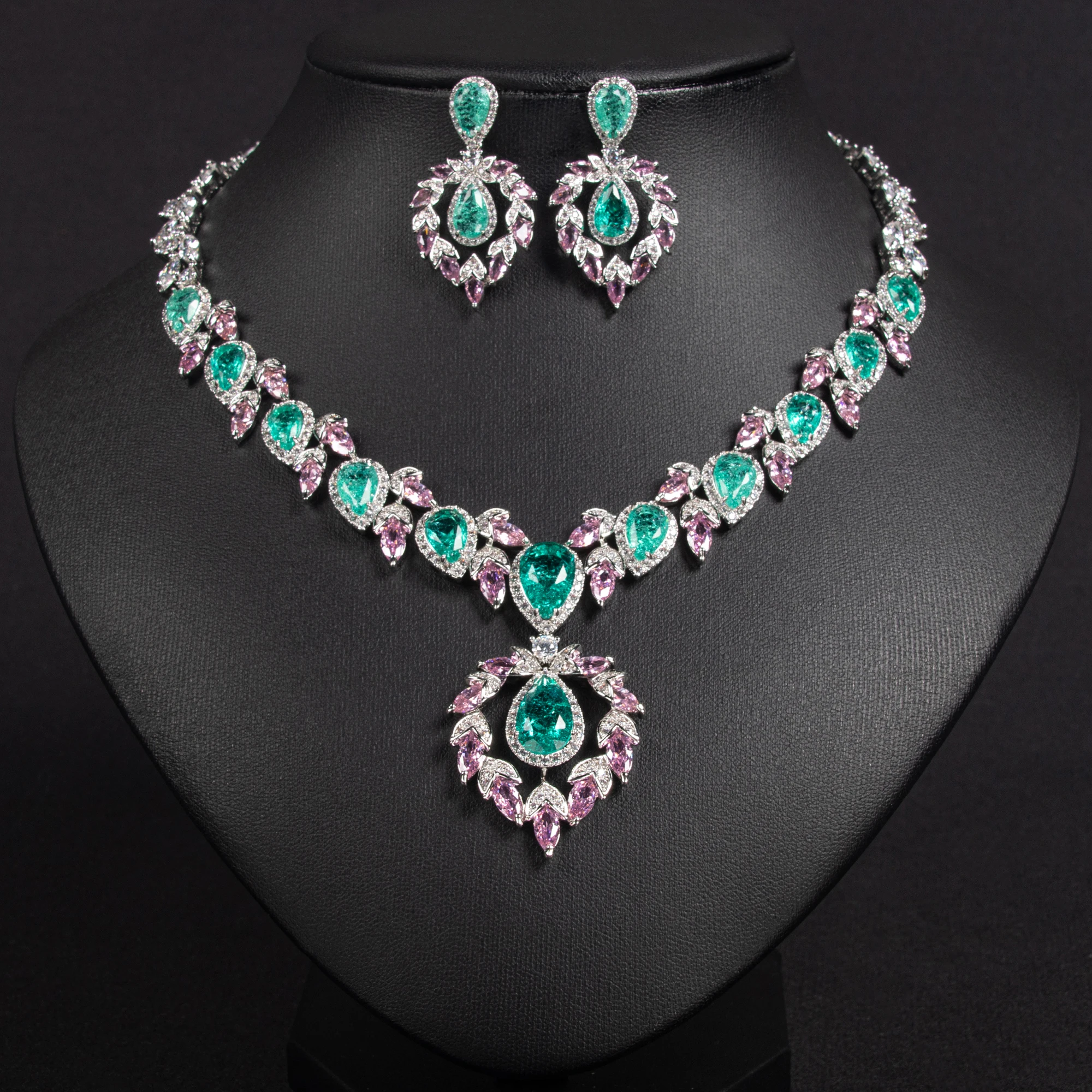 

New heart-shaped fashionable crystal zircon jewelry set suitable for women's engagement and date wear