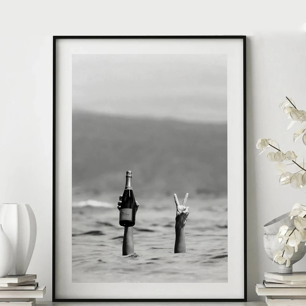 Vintage-Leinwanddruck „Frau mit Champagner am Strand“, moderner minimalistischer Kunstdruck, Bar- und Heimdekoration, Kunstposter, Geschenke – ohne Rahmen