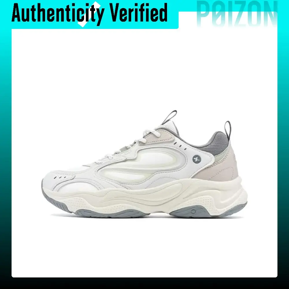 Zapatos casuales XTEP para hombre, de caña baja, en color gris niebla digital/blanco vela/taupe claro, modelo 974319320004.