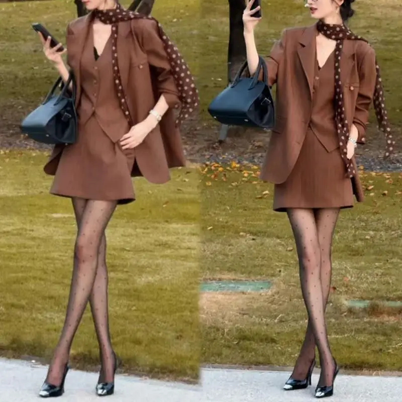 

Высококачественный весенне-осенний новый модный топ в западном стиле, повседневная и элегантная элитная юбка средней длины, комплект из трех предметов