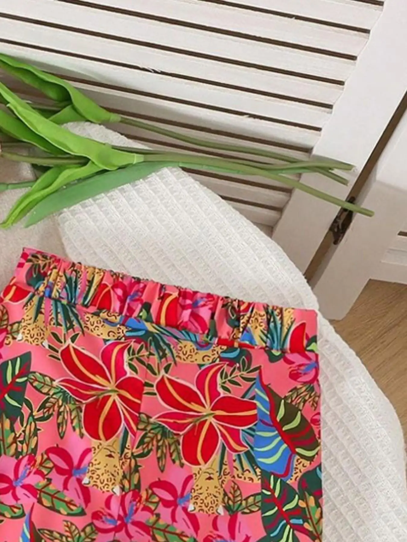 2-teiliges Sommer-Outfit-Set für Mädchen: Ärmelloses Oberteil und Hose mit weitem Bein und elastischem Bund – perfekt für Urlaub und Strand. Stilvolle Summe – Detail 3