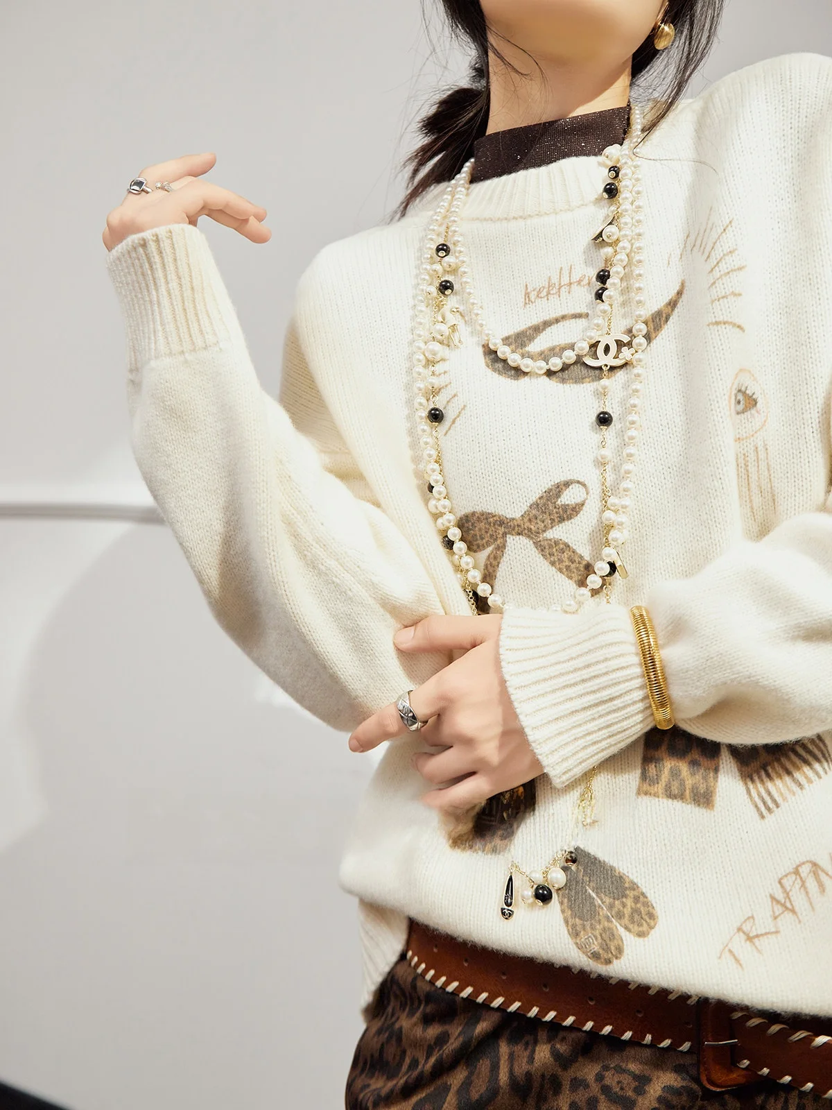 

White Woolen Sweater Women's Loose Fit Printed Knitted Yarn Knot Scarf Autumn Winter Warm Long Sve round Ne Top