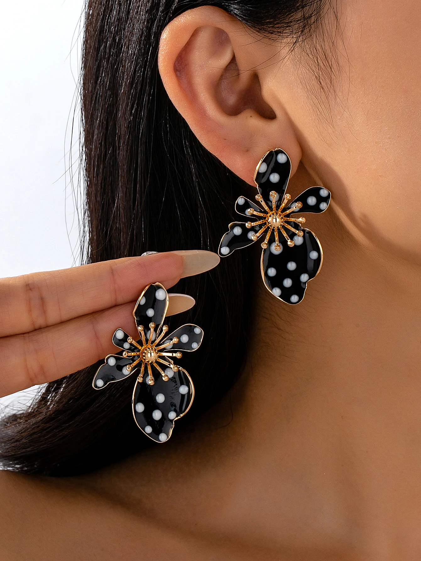 1 Pair of Charming, Versatile, Light Luxury, High-End, Classic Black and White Color Scheme, White Polka Dot Women's Flower Earrings