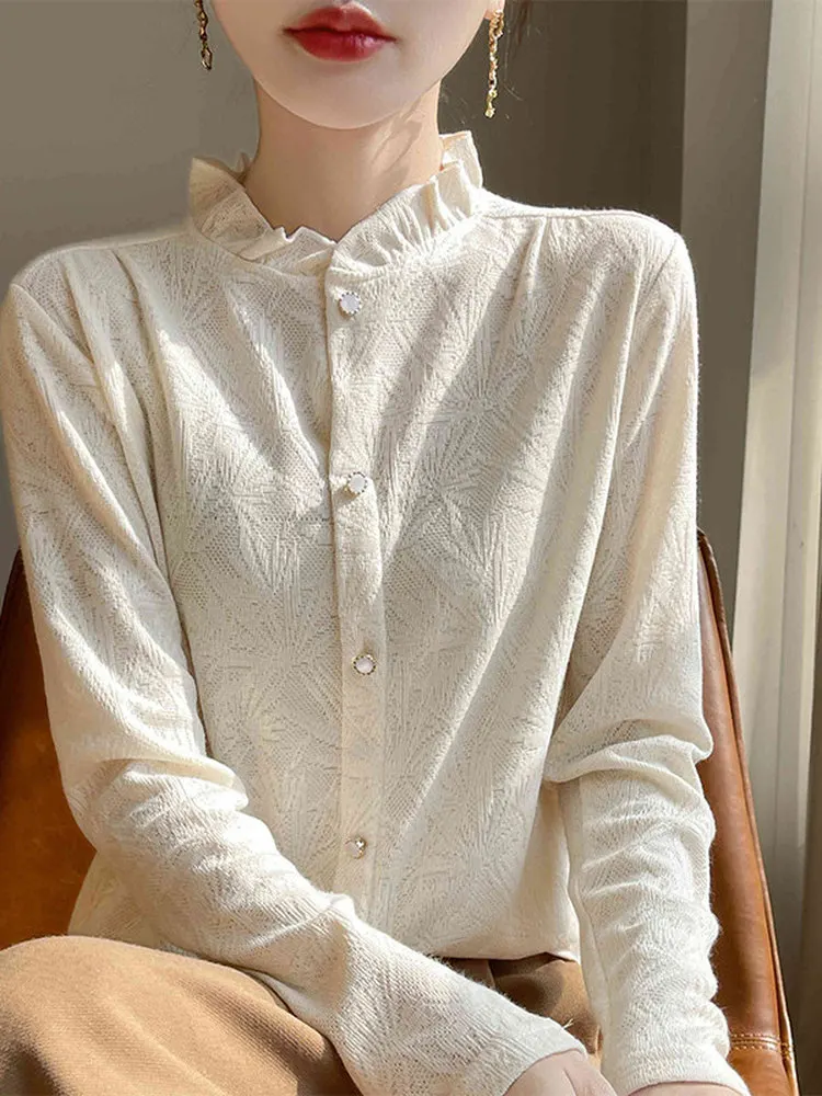 

Весна 2026: Женская вязаная кофта с длинным рукавом, воротником-стойкой и деревянными декоративными элементами, базовый слой