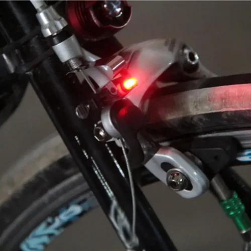 Imagen 2 del producto Luz de freno de bicicleta a prueba de agua, montaje de bicicleta, luz trasera de seguridad Simple, lámpara LED roja de alto brillo, accesorios para ciclismo