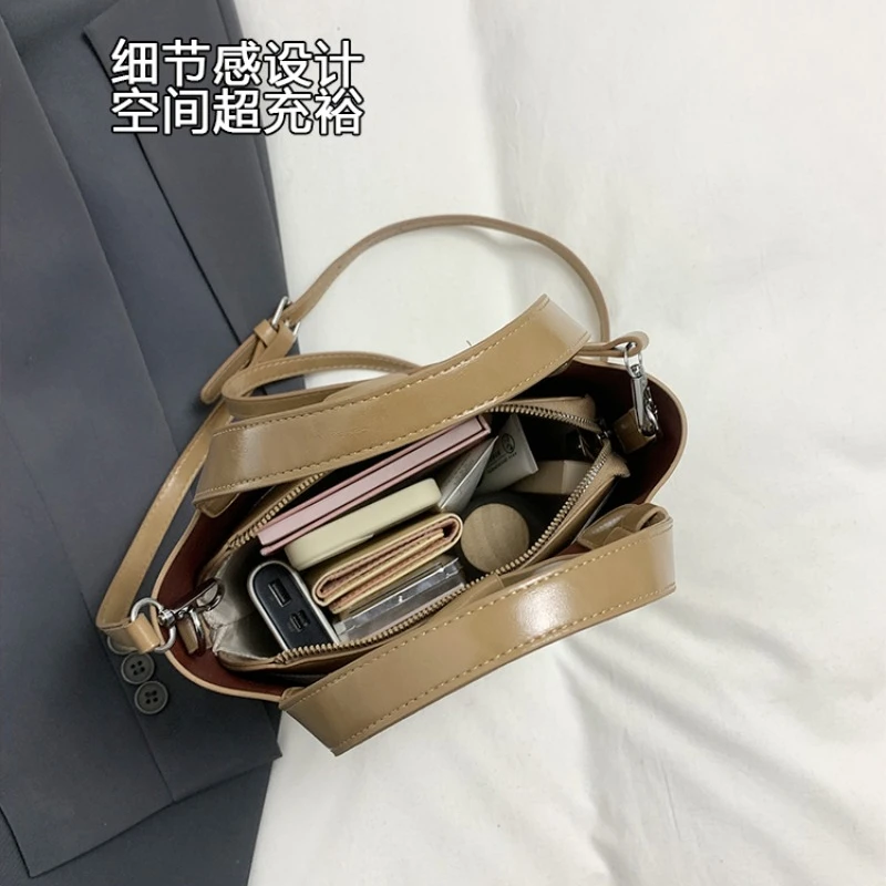 بو جودة عالية سعة كبيرة حمل الحقائب الصلبة سستة الكلاسيكية تخفيف نمط المرأة حقائب كتف 2025 موضة رائجة البيع حقيبة #3