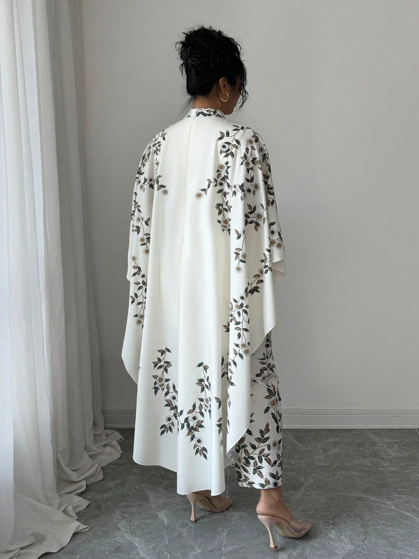 

Элегантное платье макси с высоким воротником и рукавами-накидками, с цветочным принтом, свободный верх, приталенный низ