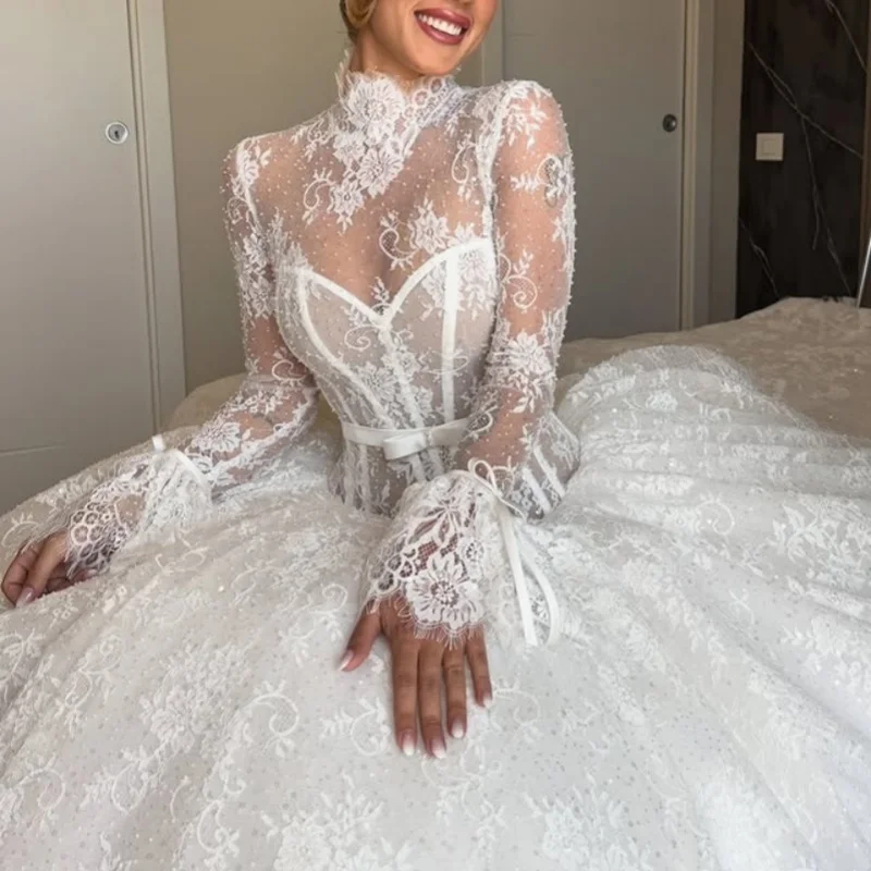 الدانتيل الأبيض فساتين الزفاف خارج الكتف مشد صائق فساتين الزفاف تنورة اللؤلؤ الديكور متعدد الطبقات صنع ﻿ تخصيص