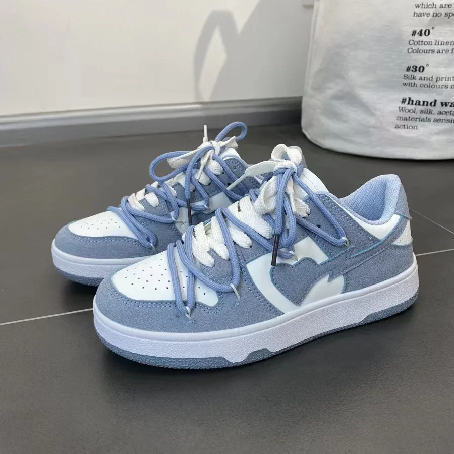 Zapatillas de deporte de verano con corazón femenino, zapatillas informales azules a la moda, nueva tendencia para parejas, zapatos blancos con cordones, zapatillas de deporte, zapatos de mujer