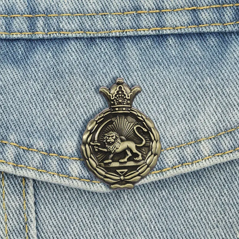 Retro crown lion-shaped badges, creative cultural alloy pins, accessory for clothing and bags, gifts for friends