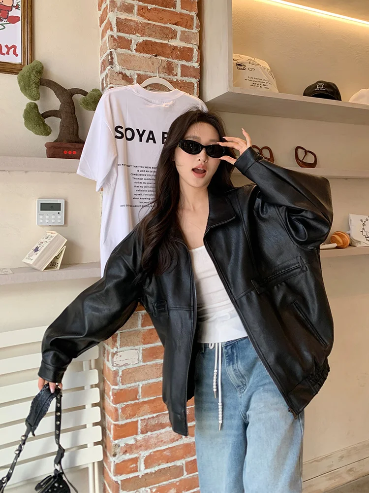 เสื้อแจ็คเก็ตหนังเทียมสไตล์เกาหลีใหม่ล่าสุดสำหรับฤดูใบไม้ร่วงและฤดูหนาว แบบมีฮู้ด กระเป๋าคู่ ทรงหลวม ใส่ได้หลากหลาย สไตล์สองชิ้นในตัวเดียว สำหรับผู้หญิง รุ่น Wh62