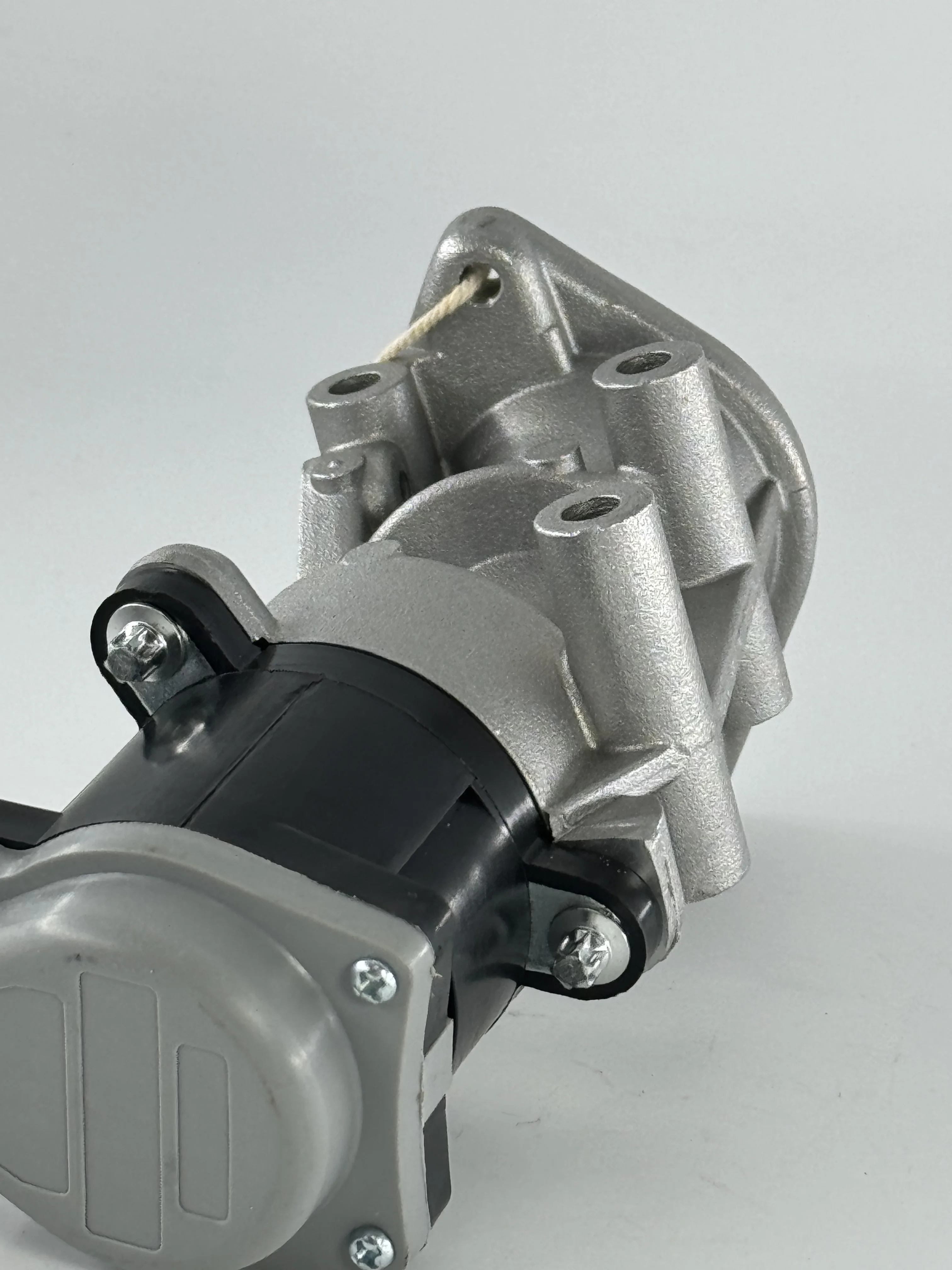 XingJi parte la valvola di ricercazione dei gas di scarico OE LR 018324   Adatto per Land Rover Discovery MK3 2.7 TD (2004-2009) EGR anteriore sinistro e destro