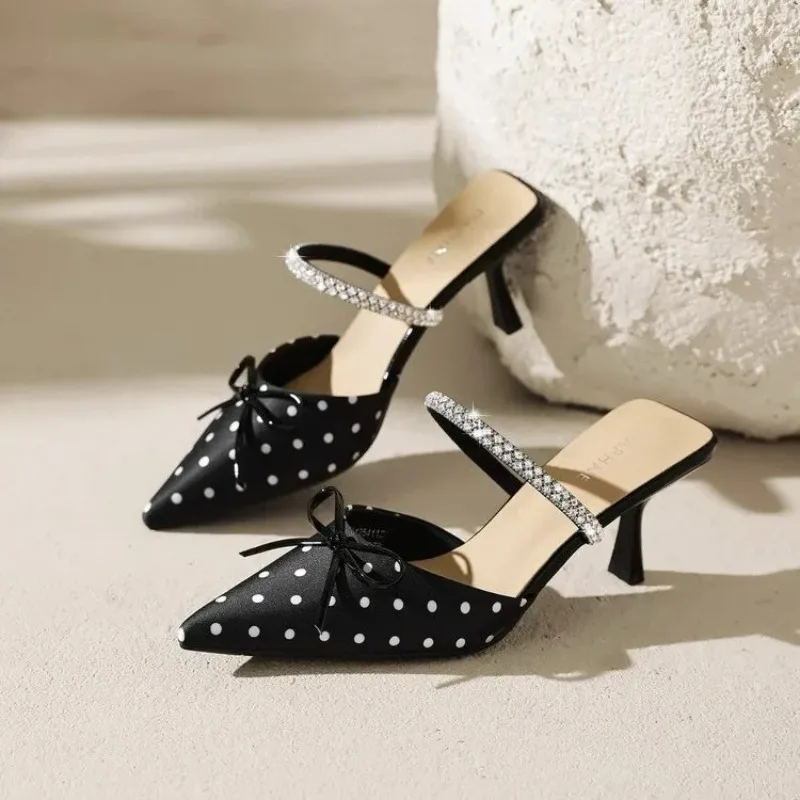 

Модные черные босоножки Temperament 2026: Новые летние уличные туфли на шпильке с закрытым носком и стразами