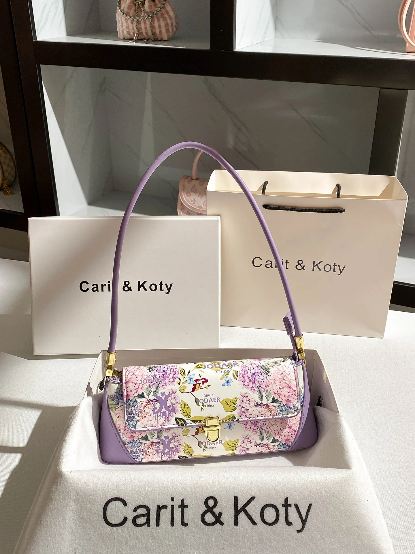 

Cute and Luxury Armpit Bag with Charming Decoration Printing and Metal Lock Women's Stylish and Versatile Handheld Crossbody Bag
