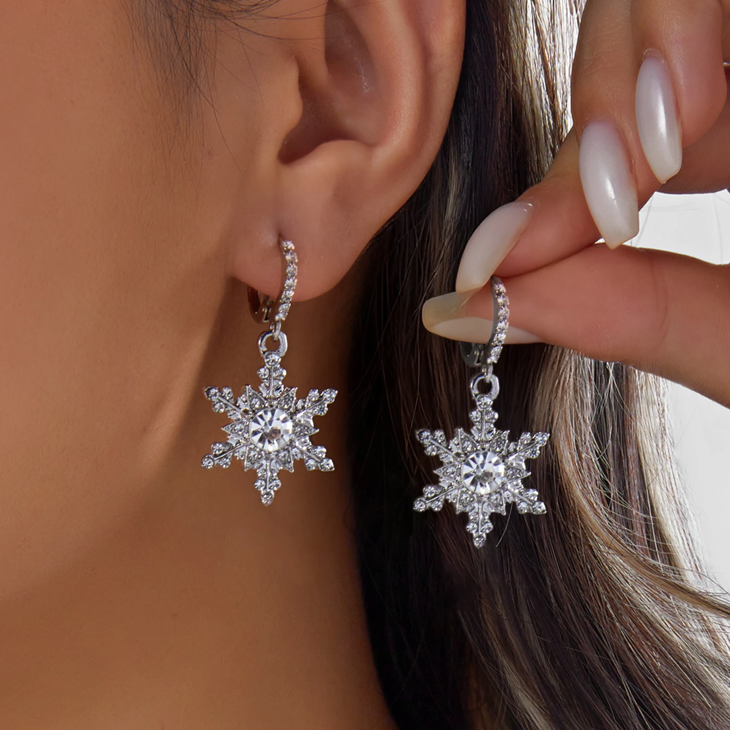 Funkelnde Zirkon-Schneeflocken-Creolen für Damen, Elegante Imitationsperlen-Schneeflocken-Ohrringe, Weihnachts- und Neujahrs-Schmuck – Detail 3