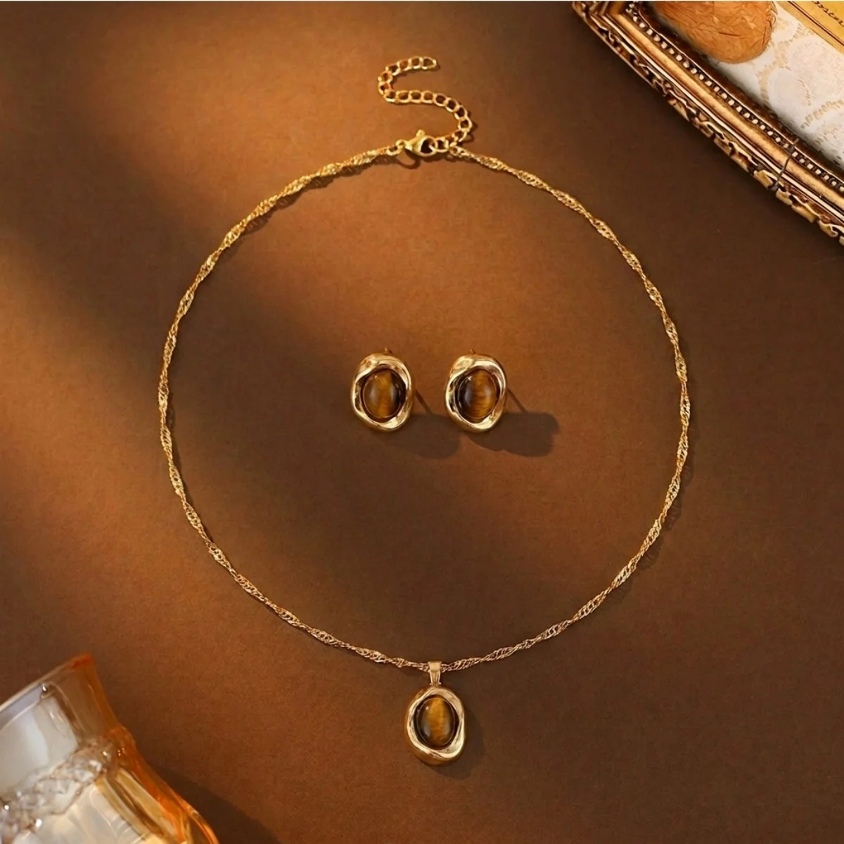 Vintage-Halskette mit unregelmäßig geformtem, ovalem Anhänger aus Tigeraugen-Stein und passendem Ohrstecker-Set für Damen, schlichtes, geometrisches Schmuckset in Maillard-Farben. – Detail 13