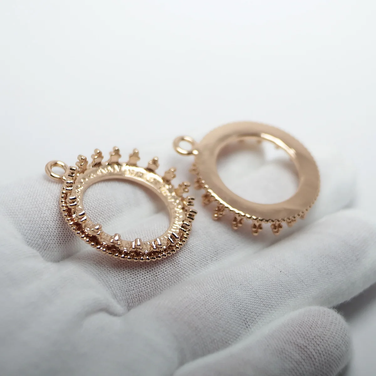 1pcs Classy Crown Charms, Gold Color Plated Brass Vintage Pendant, Jewelry Necklace Making, Inlayable Bridal Jewelry, ID 25mm