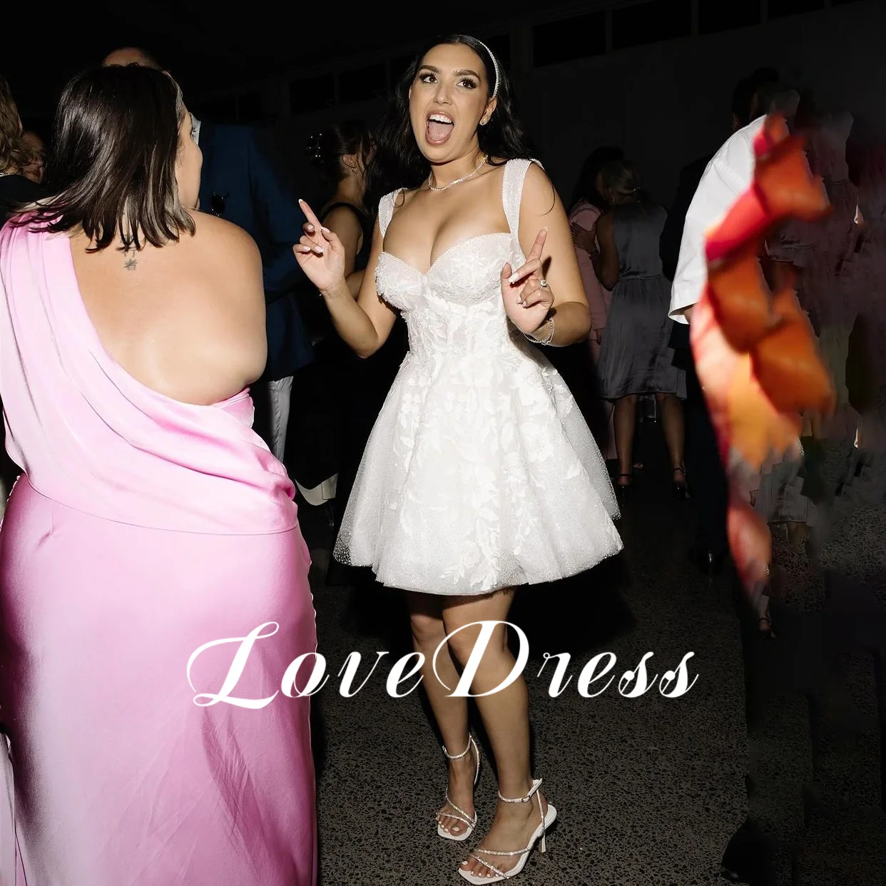 LoveDress-minivestido de novia corto con flores en 3D, traje de encaje brillante con purpurina, cuello en V, apliques, Espalda descubierta, sin